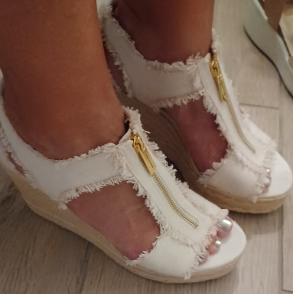 NEW Michael Kors Women's Berkley Wedge Sandals Cream Color Fringed Denim 8 - Picture 6 of 16